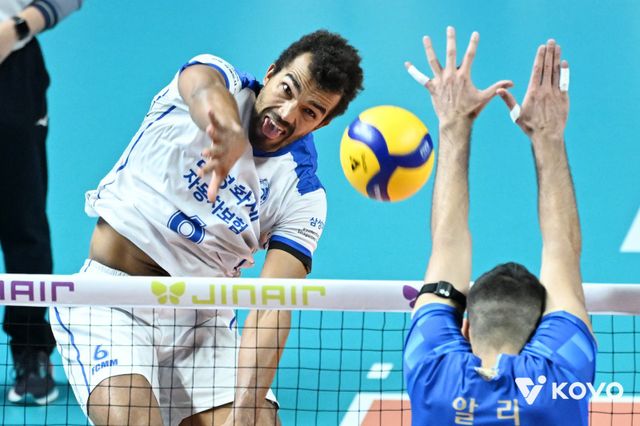 삼성화재 아히(왼쪽)가 28일 장충체육관에서 열린 V리그 남자부 원정경기서 우리카드 알리의 수비를 피해 스파이크 공격을 하고 있다. 사진제공｜KOVO