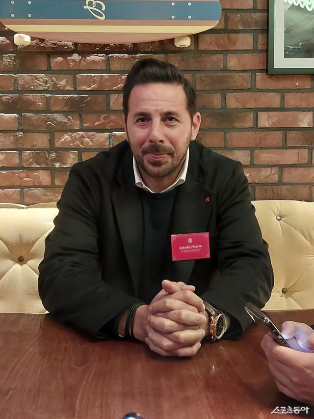 클라우디오 피사로 바이에른 뮌헨 앰배서더가 28일 서울 한남동에서 열린 바이에른 뮌헨 서울 사무소 개소식에서 취재진의 질문에 대답하고 있다. 그는 손흥민과 맞대결을 펼치고 김민재를 지켜본 결과 한국축구의 저력이 적응력과 강인함이라고 결론내렸다. 권재민 기자 jmart220@donga.com