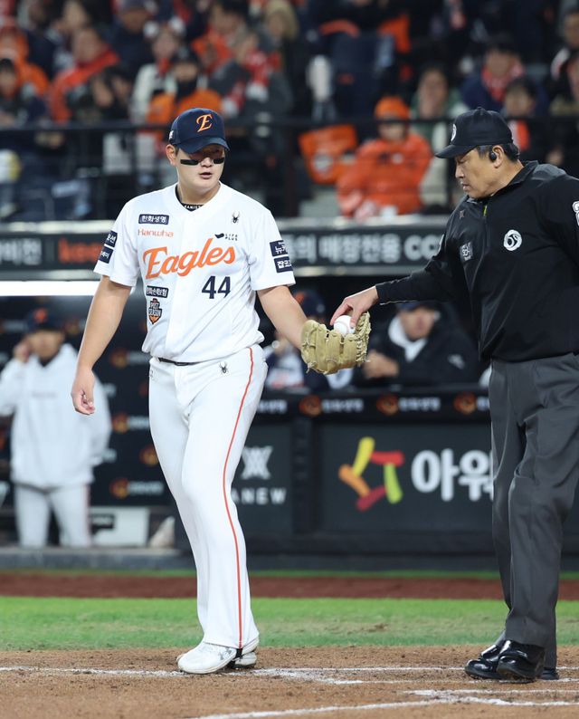 한화 김서현(왼쪽)이 29일 대전한화생명볼파크서 열린 KS 3차전 8회초 폭투를 범한 뒤 심판에게 공을 건네받고 있다. 김서현은 1.2이닝을 무실점으로 틀어막고 팀의 7-3 승리를 지켜내며 데뷔 첫 PS 승리투수가 됐다. 대전｜뉴시스