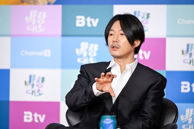 배우 장혁이 god 박준형과 손잡고 채널S 새 리얼리티 예능 ‘박장대소’로 돌아온다. “가식은 없다”는 선언과 함께 ‘배우 장혁’이 아닌 ‘인간 장혁’으로서 진짜 모습을 보여줄 예정이다. 사진 제공=채널S·SK브로드밴드