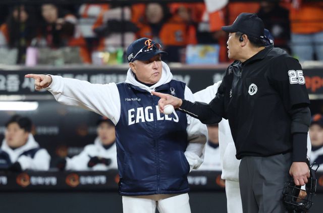 김경문 한화 감독이 29일 대전한화생명볼파크에서 열린 LG와 KS 3차전에서 2회말 오지환의 고의낙구 상황이 벌어진 뒤 심판진에게 항의하고 있다. 대전｜뉴시스