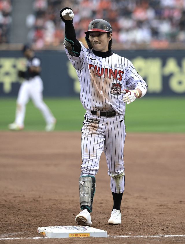 LG 신민재는 대주자 스페셜리스트로 시작해 주전 2루수로 성장했다. 1군 데뷔 초에는 주루 능력만 부각됐지만, 지금은 공격과 수비, 주루까지 3박자를 갖춘 6각형 내야수로 평가받는다. 26일 잠실구장서 열린 한화와 KS 1차전 6회말 2타점 적시타를 쳐낸 뒤 환호하는 신민재. 뉴시스