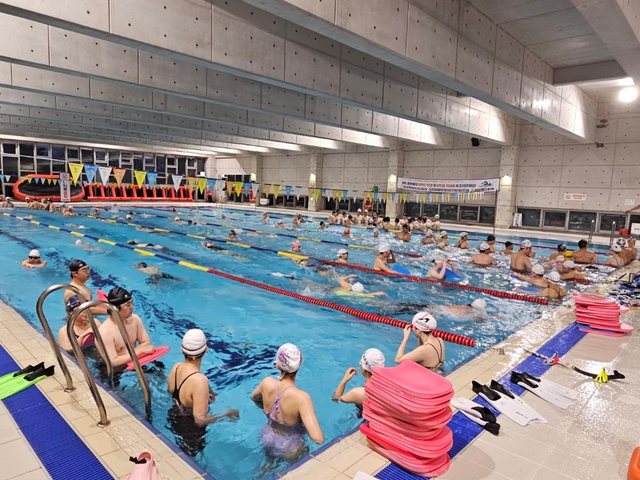 수영은 생명, 건강과 직결된 종목으로 연령층이 다양하고 진입장벽도 낮다. 요람에서 무덤까지 함께하며&nbsp;생활체육은 선택이 아닌 필수임을 보여주는 종목이다. 사진은 2016년 창설돼 회원 2000여명을 유치한 경남진주스포츠수영클럽. 사진제공│강병진 경남진주스포츠수영클럽 강사