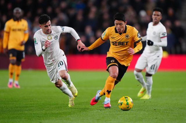 울버햄턴 황희찬(오른쪽 두 번째)이 30일(한국시간) 몰리뉴 스타디움에서 열린 첼시와 잉글랜드 카라바오컼 4라운드 홈경기에서 드리블을 하고 있다. 울버햄턴(영국)｜AP뉴시스