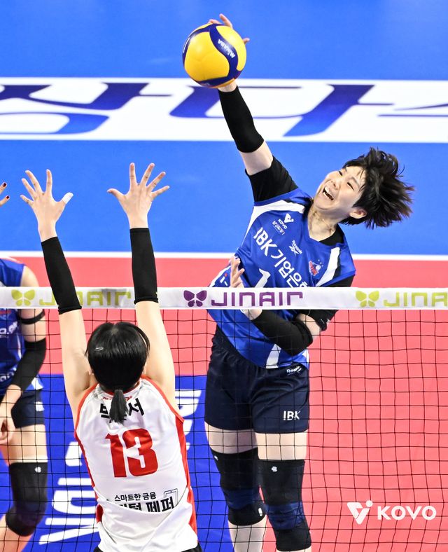 IBK기업은행 이소영(오른쪽)이 24일 화성체육관에서 열린 페퍼저축은행과 V리그 여자부 홈경기서 스파이크 공격을 하고 있다. 그러나 그는 훈련 중 오른쪽 어깨 부상을 당했다. 사진제공｜KOVO