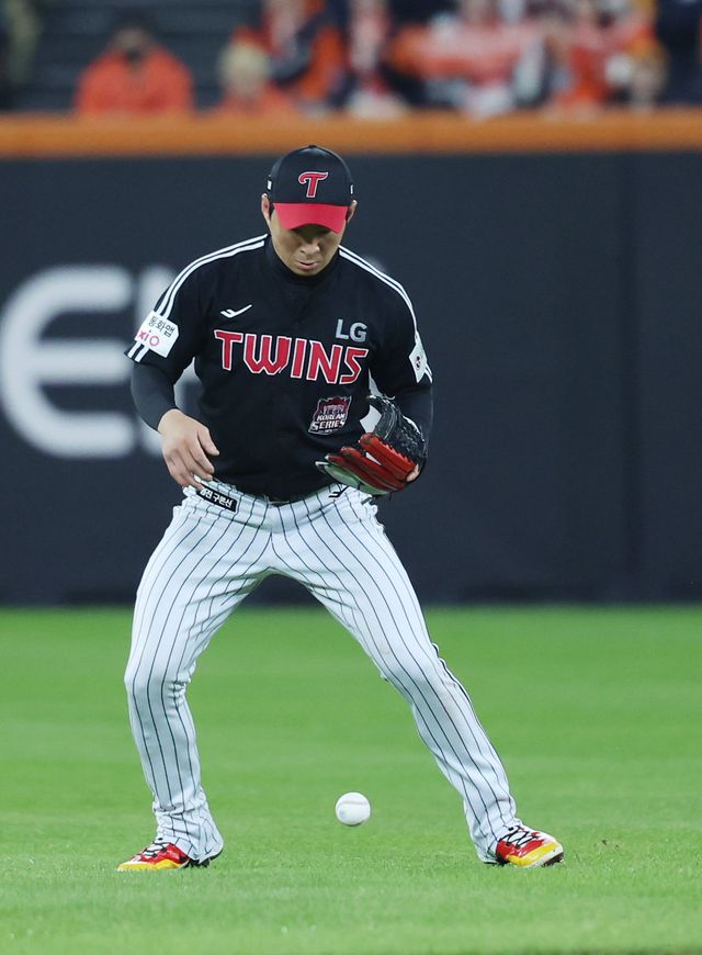 LG 오지환이 29일 대전한화생명볼파크에서 열린 한화와 KS 3차전에서 2회말 1사 1·2루서 고의낙구로 병살을 유도했다. 대전｜뉴시스