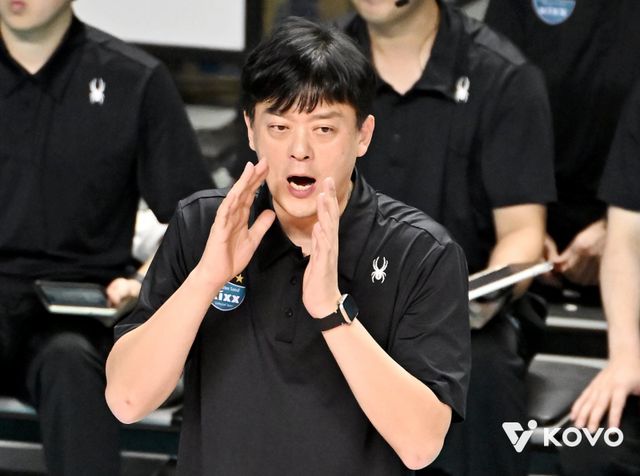 이영택 GS칼텍스 감독이 29일 장충체육관에서 열린 흥국생명과 V리그 홈경기 도중 작전지시를 하고 있다. 사짅제공｜KOVO