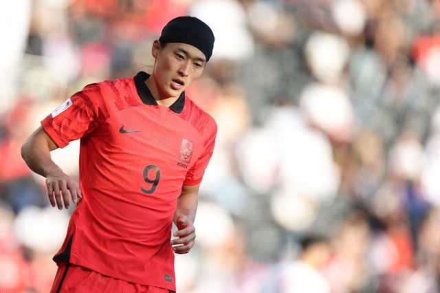 축구대표팀 조규성이 지난해 1월 15일 도하의 자심 빈 하마드 스타디움에서 열린 바레인과 2023카타르아시안컵 조별리그 1차전에서 동료들의 움직임을 살피고 있다. 사진제공｜대한축구협회