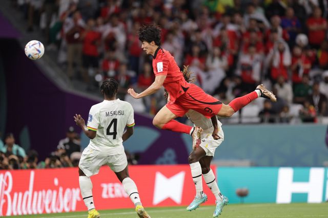 축구대표팀 조규성(오른쪽)이 2022년 11월 28일 도하 에듀케이션시티 스타디움에서 열린 가나와 2022카타르월드컵 조별리그 2차전에서 돌고래처럼 껑충 뛰어올라 헤더 골을 성공시켰다. 사진제공｜대한축구협회