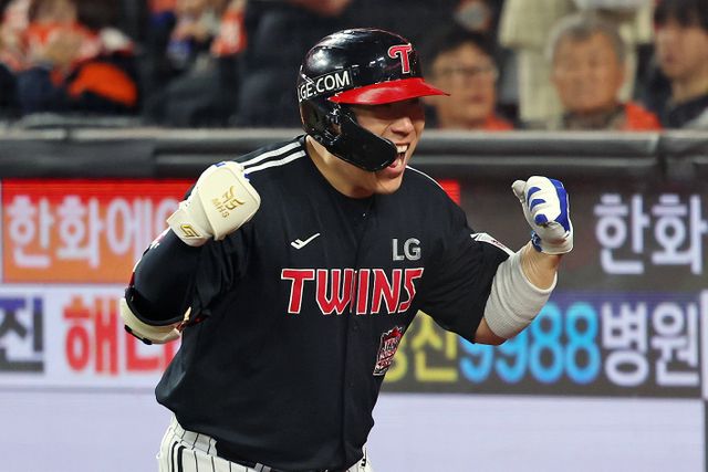 LG 김현수가 29일 대전한화생명볼파크에서 열린 한화와 KS 3차전에서 4회초 1사 후 우월 솔로포를 친 뒤 환호하고 있다. 대전｜뉴시스