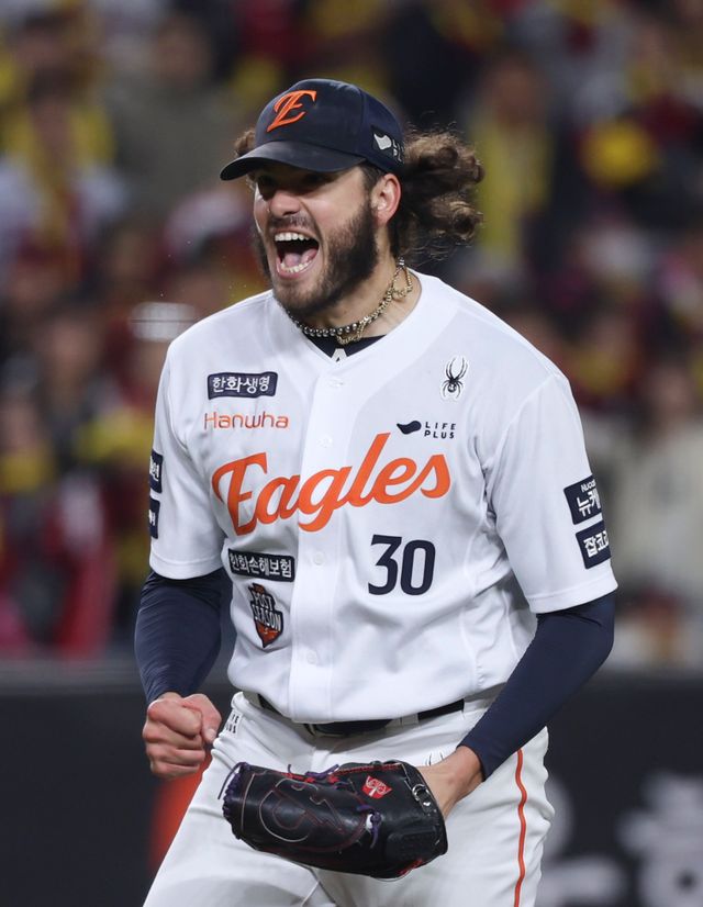 한화 코디 폰세가 29일 대전한화생명볼파크에서 열린 ‘2025 신한 SOL 뱅크 KBO PS’ LG와 한국시리즈 3차전에 선발등판해 6회초를 실점 없이 마무리한 뒤 포효하고 있다. 대전｜뉴시스