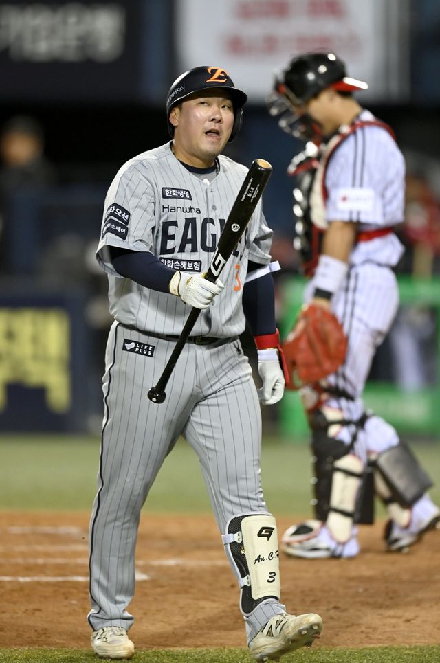 한화 안치홍이 잠실구장에서 열린 2025 신한 SOL 뱅크 KBO리그 LG와 원정경기에서 삼진을 기록한 뒤 덕아웃으로 들어가고 있다. 베테랑 내야수인 안치홍은 올해 PS 엔트리에 이름을 올리지 못하며 일찌감치 시즌을 마쳤다. 스포츠동아DB