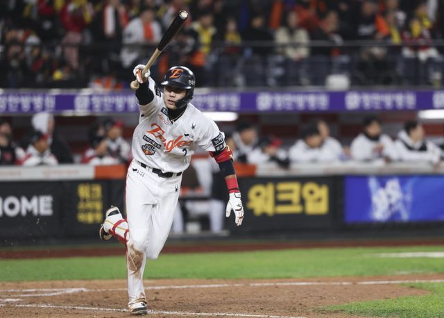 한화 심우준이 29일 대전한화생명볼파크서 열린 KS 3차전 8회말 2사 만루서 역전 결승 2타점 2루타를 쳐낸 뒤 덕아웃을 바라보며 환호하고 있다. 한화는 올해 KS 첫 타석서 귀중한 결승타를 쳐낸 심우준의 활약을 앞세워 7-3으로 승리를 거뒀다. 대전｜뉴시스