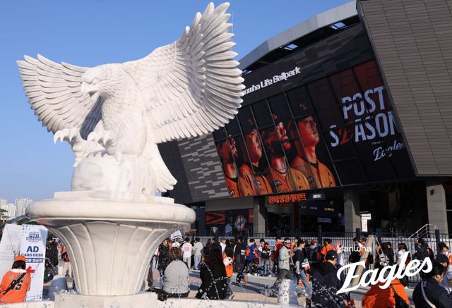 29일 대전한화생명볼파크에서 ‘2025 신한 SOL 뱅크 KBO PS’ LG와 한화의 한국시리즈 3차전이 열렸다. 경기 시작 3~4시간 전부터 대전 구장 주위에선 주홍빛 유니폼을 입은 팬들을 쉽게 찾아볼 수 있었다. 사진제공｜한화 이글스