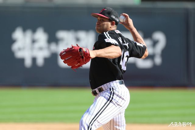 염경엽 LG 감독은 29일 대전한화생명볼파크에서 열린 한화와 KS 3차전을 앞두고 옆구리 담 증세로 등판을 건너뛴 요니 치리노스의 4차전 선발등판이 가능하다고 밝혔다. 사진제공｜LG 트윈스