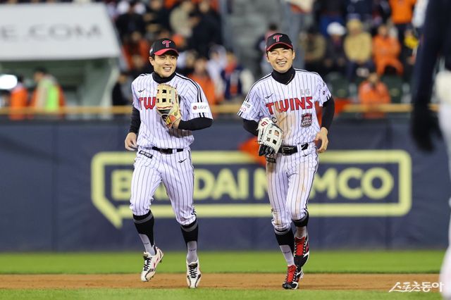 LG 박해민(오른쪽)이 27일 잠실구장에서 열린 한화와 KS 2차전 도중 수비를 마친 뒤 최원영과 덕아웃으로 돌아가고 있다. 사진제공｜LG 트윈스