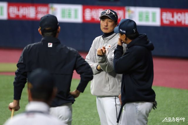 정재훈 코치(가운데)가 친정팀 두산으로 복귀한다. 정 코치는 현역 시절 2015년(롯데)을 제외하면 두산에서만 뛰었다. 2018년부터 2023년까진 두산의 불펜, 투수코치를 맡았다. 지난 2년간(2024~2025년) KIA에서 투수들을 지도한 뒤 다시 친정팀 유니폼을 입게 됐다. 사진제공｜두산 베어스