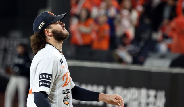 한화 코디 폰세가 29일 대전한화생명볼파크에서 열린 ‘2025 신한 SOL 뱅크 KBO PS’ LG와 한국시리즈 3차전에 선발등판해 6회초를 마무리한 뒤 덕아웃으로 향하고 있다.대전｜뉴시스