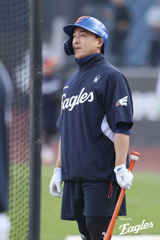 한화 손아섭이 29일 대전한화생명볼파크에서 열린 ‘2025 신한 SOL 뱅크 KBO PS’ LG와 한국시리즈 3차전을 앞두고 밝은 모습으로 경기 전 타격 훈련을 준비하고 있다. 손아섭은 1~2차전 패배에도 주눅 들지 않은 후배들의 모습에 “대견하고 듬직하다”고 말했다. 사진제공｜한화 이글스