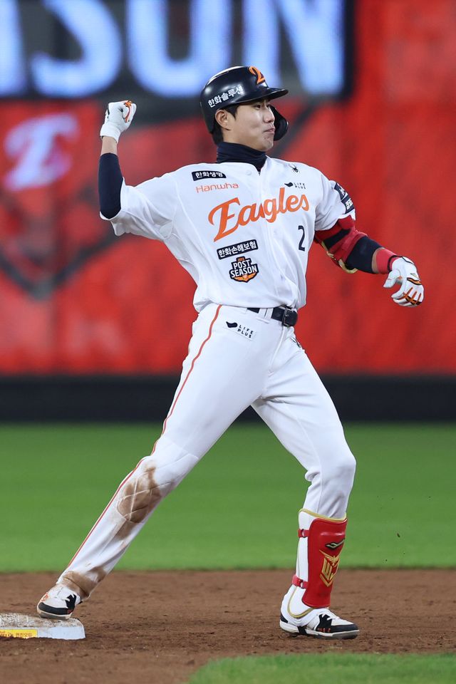 한화 심우준이 29일 대전한화생명볼파크서 열린 KS 3차전 8회말 2사 만루서 역전 결승 2타점 2루타를 쳐낸 뒤 환호하고 있다. 한화는 올해 KS 첫 타석서 귀중한 결승타를 쳐낸 심우준의 활약을 앞세워 7-3으로 승리를 거뒀다. 대전｜뉴시스