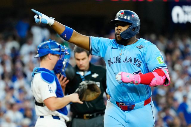 토론토 블라디미르 게레로 주니어(오른쪽)가 29일(한국시간) 다저스타디움서 열린 LA 다저스와 WS 4차전 3회초 1사 1루서 역전 2점홈런을 쳐낸 뒤 환호하고 있다. 전날 연장 18회말 끝에 패한 후유증을 극복한 토론토는 6-2로 승리하며 2승2패로 균형을 맞췄다. LA｜AP뉴시스