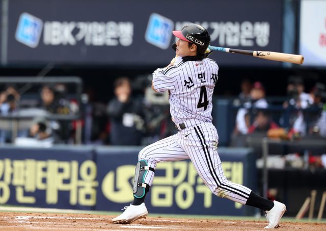 LG 신민재는 대주자 스페셜리스트로 시작해&nbsp;주전 2루수로 성장했다.&nbsp;1군 데뷔 초에는 주루 능력만 부각됐지만, 지금은 공격과 수비, 주루까지 3박자를 갖춘 6각형 내야수로 평가받는다. 26일 잠실구장서 열린 한화와 KS 1차전 6회말 안타를 쳐낸 뒤 타구를 응시하는 신민재. 뉴시스