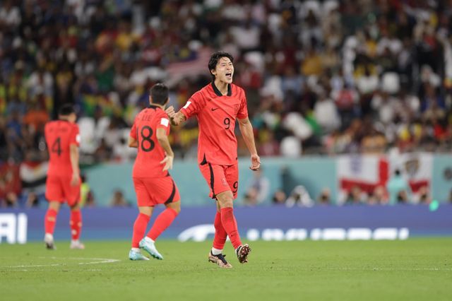 축구대표팀 조규성이 2022년 11월 28일 도하의 에듀케이션시티 스타디움에서 열린 가나와 2022카타르월드컵 조별리그 2차전에서 득점한 뒤 주먹을 불끈 쥐어보이며 환호하고 있다. 사진제공｜대한축구협회