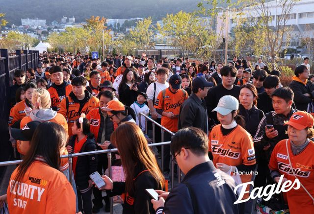 29일 대전한화생명볼파크에서 ‘2025 신한 SOL 뱅크 KBO PS’ LG와 한화의 한국시리즈 3차전이 열렸다. 경기 시작에 앞서 입장 대기를 하고 있는 야구 팬들. 1만6750장의 표가 모두 팔려 PS는 35경기 연속 매진 기록을 만들었다. 사진제공｜한화 이글스