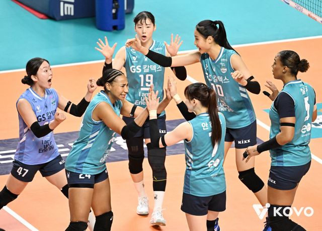 GS칼텍스 선수들이 29일 장충체육관에서 열린 흥국생명과 V리그 여자부 홈경기서 세트를 따낸 뒤 기뻐하고 있다. 사진제공｜KOVO