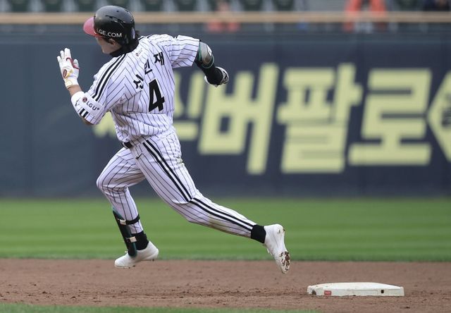 LG 신민재는 대주자 스페셜리스트로 시작해&nbsp;주전 2루수로 성장했다.&nbsp;1군 데뷔 초에는 주루 능력만 부각됐지만, 지금은 공격과 수비, 주루까지 3박자를 갖춘 6각형 내야수로 평가받는다. 26일 잠실구장서 열린 한화와 KS 1차전 5회말 3루로 달리는 신민재. 뉴시스