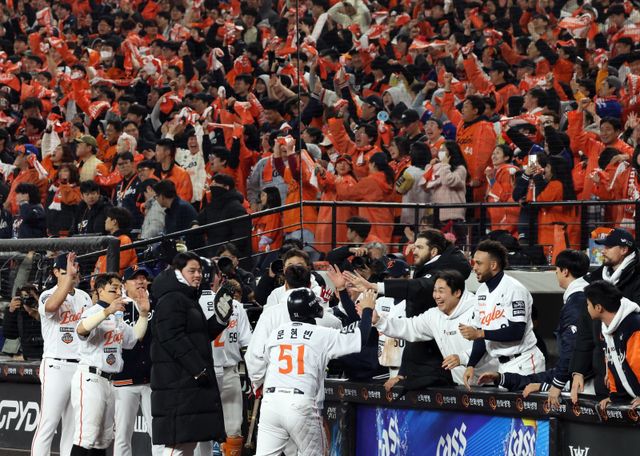 문현빈(51번) 등 한화 선수들이 29일 대전한화생명볼파크서 열린 KS 3차전 8회말 2사 만루서 심우준의 2타점 2루타로 역전에 성공한 뒤 환호하고 있다. 한화는 올해 KS 첫 타석서 귀중한 결승타를 쳐낸 심우준의 활약을 앞세워 7-3으로 승리를 거뒀다. 대전｜뉴시스