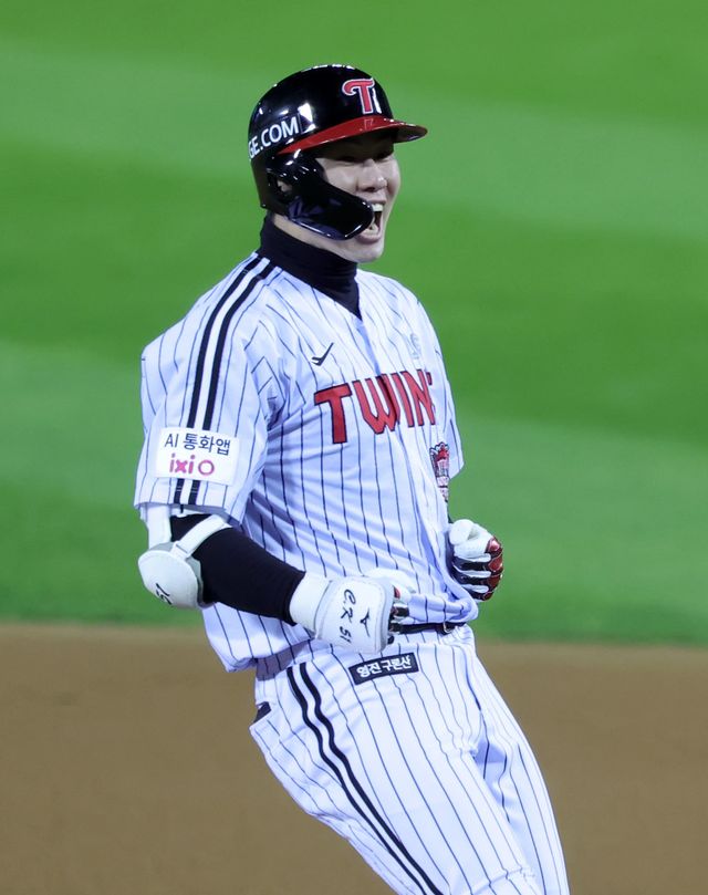 LG 홍창기가 27일 잠실구장에서 열린 ‘2025 신한 SOL 뱅크 KBO PS’ 한화와 한국시리즈 2차전 2회말 2사 2루 찬스에서 1타점 적시타를 때린 뒤 크게 기뻐하고 있다. 뉴시스