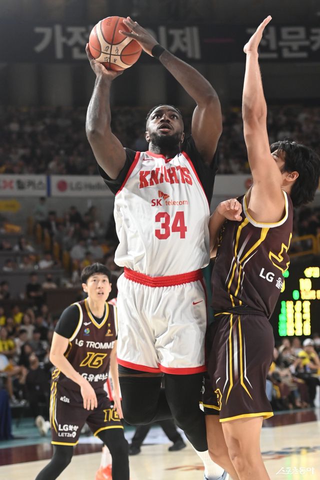SK 자밀 워니(왼쪽)가 3일 창원체육관에서 열린 LG와 공식 개막전에서 골밑 공격을 시도하고 있다. SK가 연장 끝에 LG를 꺾고, 시즌 첫 승을 신고했다. 사진제공｜KBL