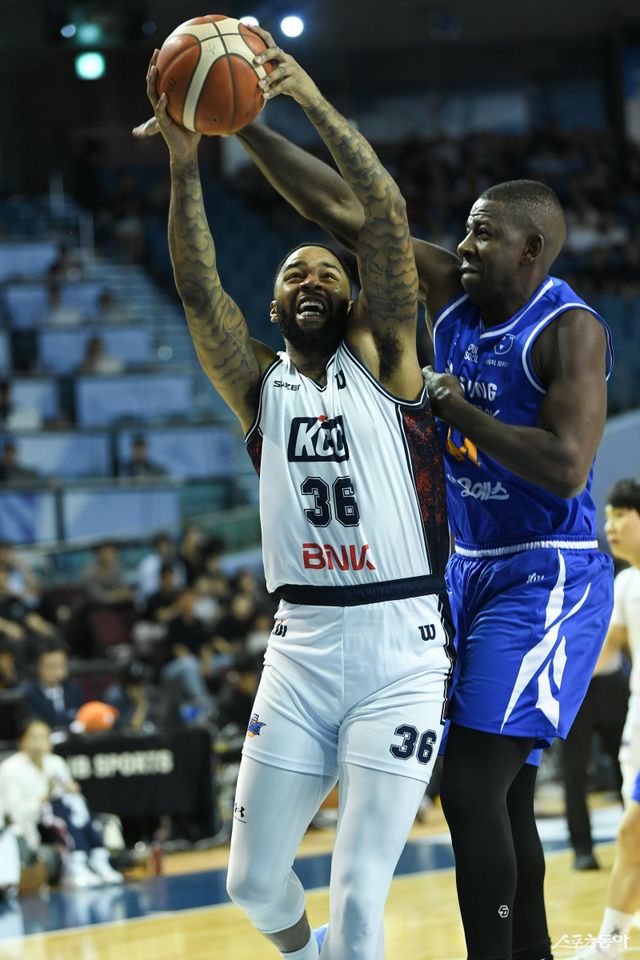 KCC 숀 롱(왼쪽)이 3일 잠실실내체육관에서 열린 삼성전 도중 앤드류 니콜슨과 리바운드를 다투고 있다. 사진제공｜KBL