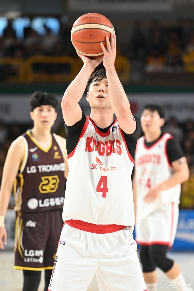 SK 김낙현이 3일 창원체육관에서 열린 LG와 공식 개막전에서 자유투를 던지고 있다. 김낙현은 SK 데뷔전에서 20점·6리바운드·7어시스트로 팀의 역전승에 앞장섰다. 사진제공｜KBL