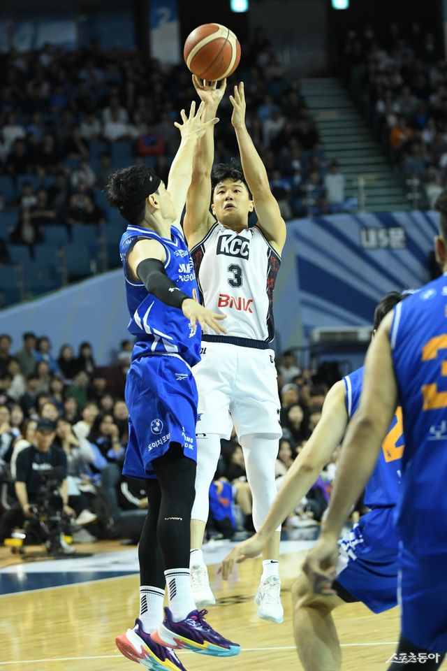 KCC 허웅(오른쪽)이 3일 잠실실내체육관에서 열린 삼성전 도중 이관희의 수비를 비해 3점슛을 시도하고 있다. 사진제공｜KBL