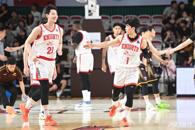 SK 김형빈(왼쪽)과 이민서가 3일 창원체육관에서 열린 LG와 공식 개막전 도중 하이파이브하고 있다. 사진제공｜KBL