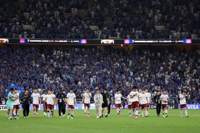 이정효 감독을 비롯한 광주 선수단이 4월 사우디아라비아 제다에서 개최된 지난 시즌 ACLE 8강전에서 알힐랄에 패한 뒤 침통해하고 있다. K리그는 최근 경쟁력 하락으로 국제무대에서 어려움을 겪어왔다. 사진제공｜한국프로축구연맹