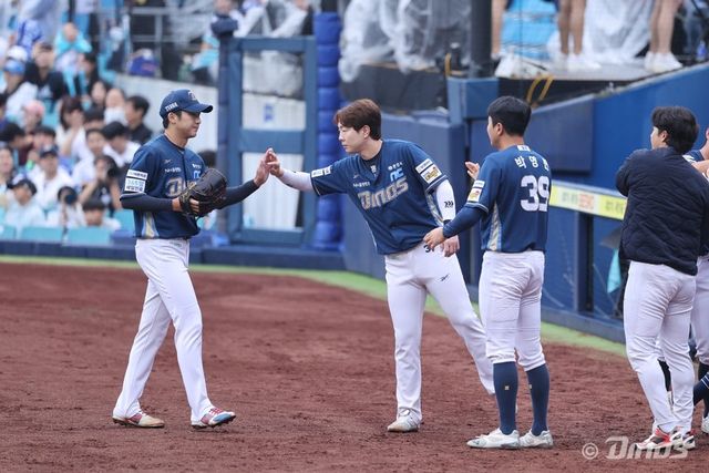 NC 구창모(왼쪽 첫 번째)는 올 시즌 막판 인상적인 투구로 팀의 가을야구를 이끌었다. 흐름을 이어 데뷔 이후 처음으로 비시즌 훈련 루틴을 바꾸며 반등을 위한 힘찬 날갯짓에 나섰다. 사진제공｜NC 다이노스