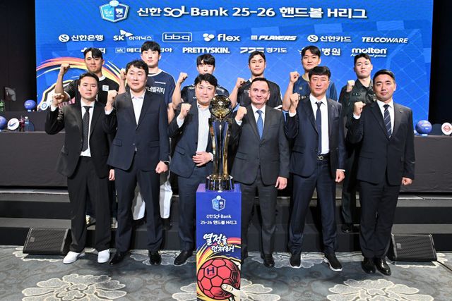 ‘신한 SOL Bank 25-26 핸드볼 H리그’ 남자부 6팀 감독과 대표선수 1명이 30일 서울 강서구 메이필드호텔에서 열린 새 시즌 미디어데이를 마친 뒤 기념촬영을 하고 있다. 두산이 통합 11연패에 도전하는 가운데, SK 호크스가 강력한 대항마로 지목됐다. 사진은 충남도청 구창은, 두산 이성민, 하남시청 이병주, SK 호크스 김기민, 인천도시공사 박영준 ,상무 신재섭, 손병진 상무 코치, 장인익 인천도시공사 감독, 누노 알바레스 SK 호크스 감독, 백원철 하남시청 감독, 박찬영 두산 코치, 이석 충남도청 감독(왼쪽 위부터 시계방향으로). 사진제공│한국핸드볼연맹