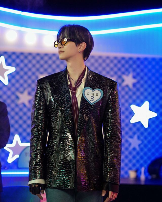 이준호가 ‘태풍상사’로 흥행 3연타 홈런을 날리며 2년 주기 대박설을 증명해냈다. ‘태풍상사’의 대선전에 이준호가&nbsp;‘라이징 스타’ 이채민과 함께 연말 시상식 ‘양강 구도’를 연출할지도 관심을 모은다.&nbsp;사진제공 | O3 콜렉티브