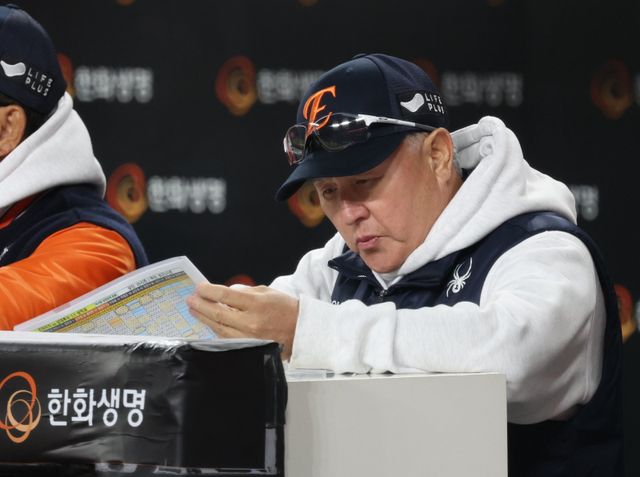 한화 김경문 감독이 29일 대전한화생명볼파크에서 열린 ‘2025 신한 SOL 뱅크 KBO PS’ LG와 한국시리즈 3차전 경기 도중 자료를 지켜보고 있다. 대전｜뉴시스