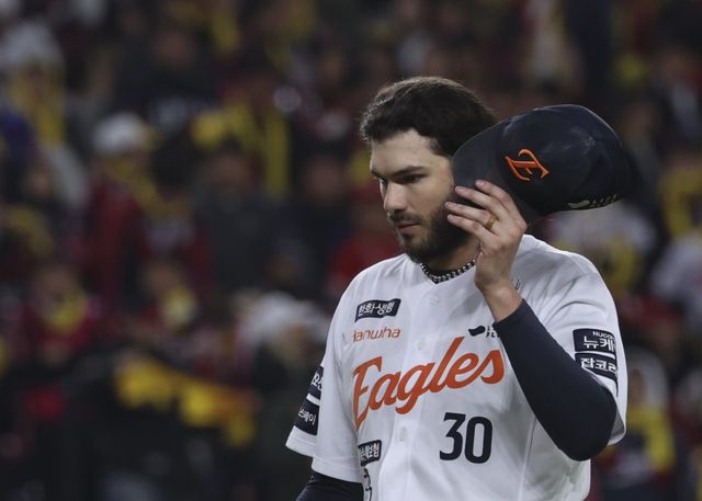 한화 코디 폰세가 29일 대전한화생명볼파크에서 열린 ‘2025 신한 SOL 뱅크 KBO PS’ LG와 한국시리즈 3차전에 선발등판해 4회초에 점수를 내준 뒤 아쉬워하고 있다. 대전｜뉴시스