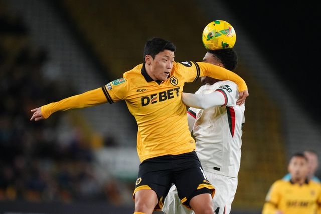 황희찬(왼쪽)이&nbsp;30일(한국시간)&nbsp;몰리뉴 스타디움에서 열린 첼시와&nbsp;2025~2026시즌 카라바오컵(리그컵) 4라운드(16강)&nbsp;홈경기에서 상대 수비수와 공중볼을 다투고 있다. 울버햄턴(영국)｜AP뉴시스