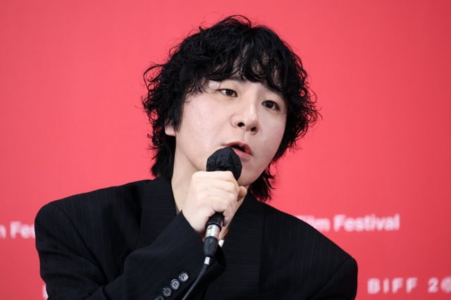 [부산=뉴시스] 박진희 기자 = 영화 ‘굿뉴스’ 감독 변성현이 19일 부산 해운대구 영화의전당 비프힐에서 기자회견을 하고 있다. 2025.09.19. pak7130@newsis.com