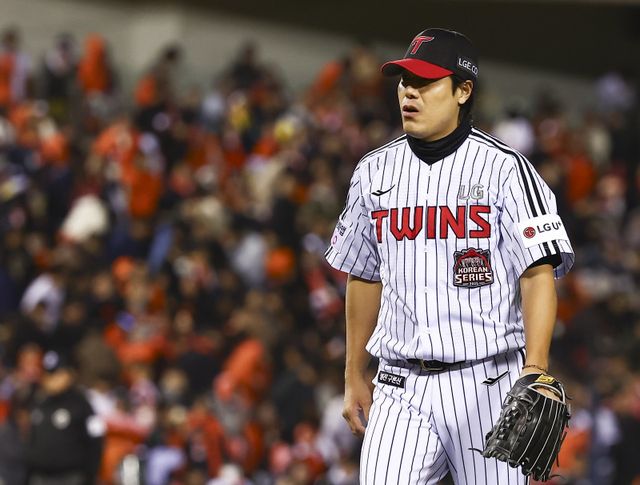 LG 우완투수 김진성은 KS 3차전까지 KS 11연속경기 무실점을 기록했다. 27일 KS 2차전서는 1.1이닝 무실점의 호투로 KS 최고령 승리투수 기록까지 작성했다. 그는 KS에서 강한 면모를 보이는 비결로 간절함을 꼽았다. 27일 잠실구장에서 열린 한화와 KS 2차전서 이닝을 마치고 덕아웃으로 향하는 김진성. 잠실ㅣ뉴시스