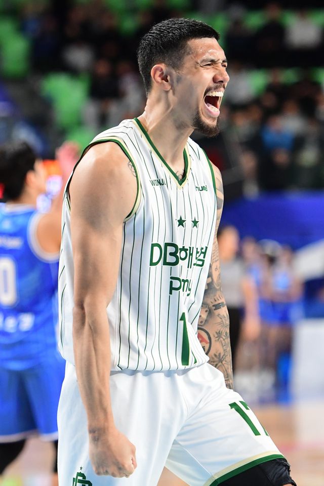 DB 알바노는 데뷔 후 최고의 활약을 펼치며 팀의 에이스 역할을 해내고 있다. 슛 정확도까지 살아난 덕분에 엄청난 효율을 자랑한다. 개인 통산 2번째 트리플 더블을 작성한 29일 대구 가스공사전에서 포효하는 알바노. 사진제공ㅣKBL