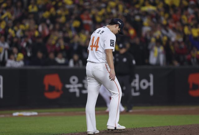 한화 김서현이 30일 대전한화생명볼파크에서 열린 ‘2025 신한 SOL 뱅크 KBO PS’ LG와 한국시리즈 4차전에 등판해 9회초박동원에게 2점홈런을 맞은 뒤 고개를 숙이고 있다. 대전｜뉴시스