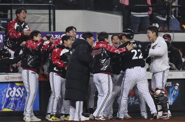 LG 김현수(22번)가&nbsp;30일 대전한화생명볼파크서 열린 KS 4차전 9회초&nbsp;2사 2·3루서 역전 결승 2타점 적시타를&nbsp;쳐낸 뒤 대주자와 교체되며 동료들의 축하를 받고 있다. 김현수는&nbsp;PS 통산 최다 102번째 안타를 결승타로 장식하며 LG의&nbsp;7-4&nbsp;승리를 이끌었다. LG는 2년만의 통합우승까지 1승만을 남겼다. 대전｜뉴시스