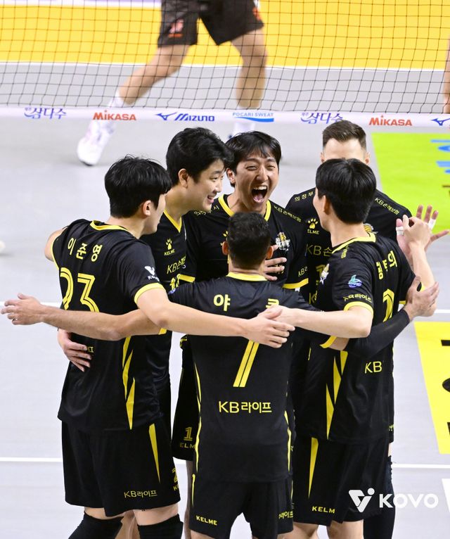 KB손해보험 선수들이 30일 의정부 경민대기념관에서 열린 OK저축은행과 홈경기에서 득점한 뒤 한데 모여 기뻐하고 있다. 사진제공｜KOVO